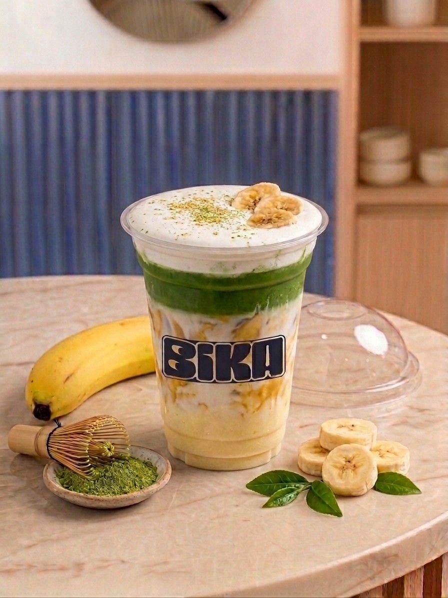 Matcha latte de banana gelado no copo BIKA